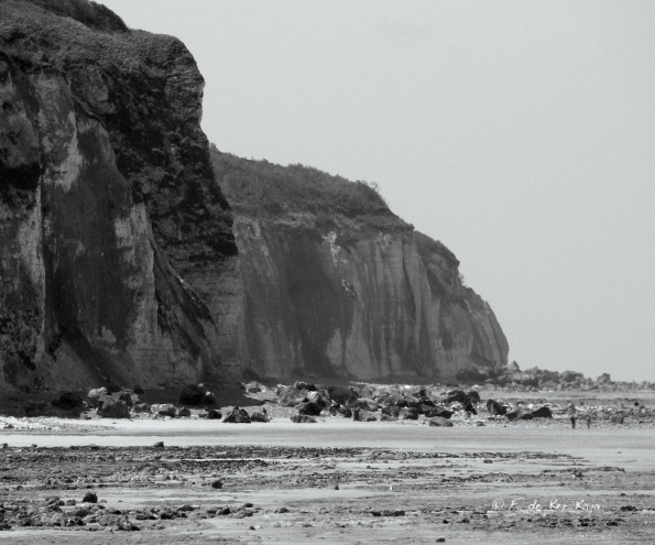 Au pied des falaises